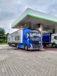 Ciężarówki podczas tankowania