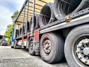 Naczepa załadowana stalą gotowa do transportu