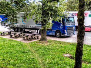 Ciężarówka podczas pauzy na parkingu