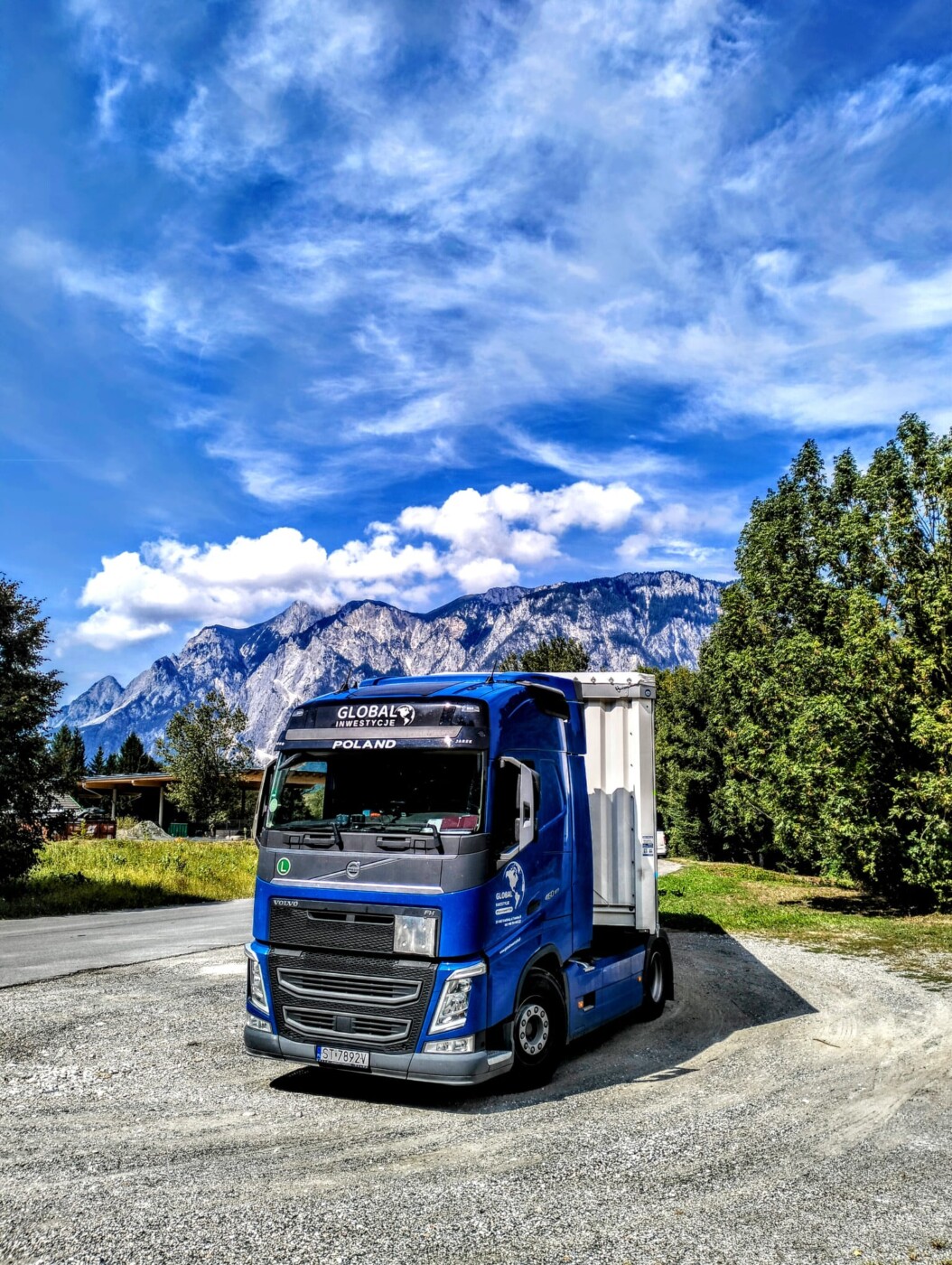 zestaw Volvo FH na parkingu